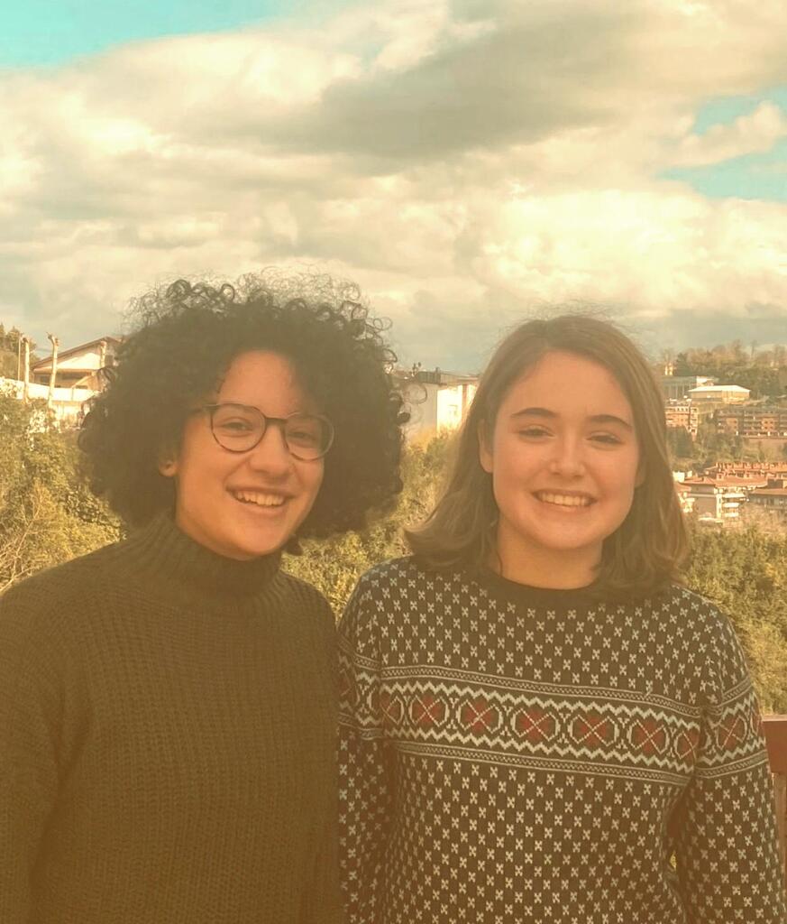 Sonia Pérez y Laura Izagirre, alumnas de ESO, premiadas en el Concurso de Escritura Creativa Legiland